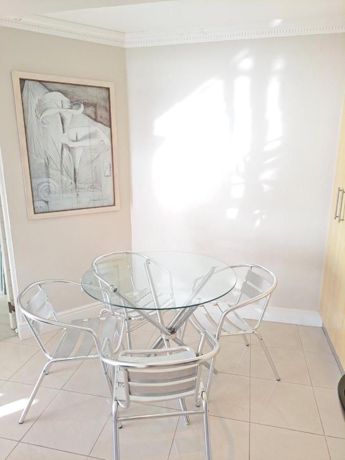 3 Bedroom Sea Facing Family Apartment Cape Town Moullie Point Екстериор снимка
