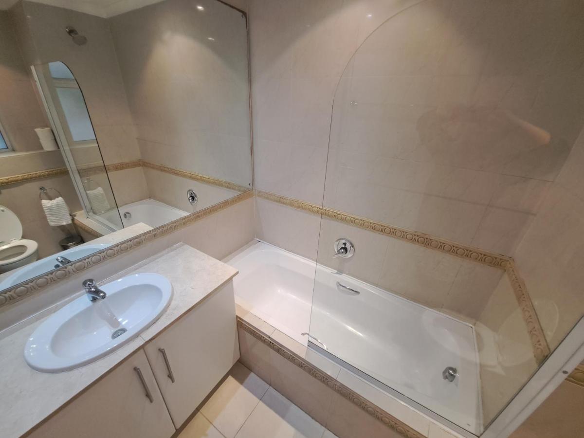3 Bedroom Sea Facing Family Apartment Cape Town Moullie Point Екстериор снимка
