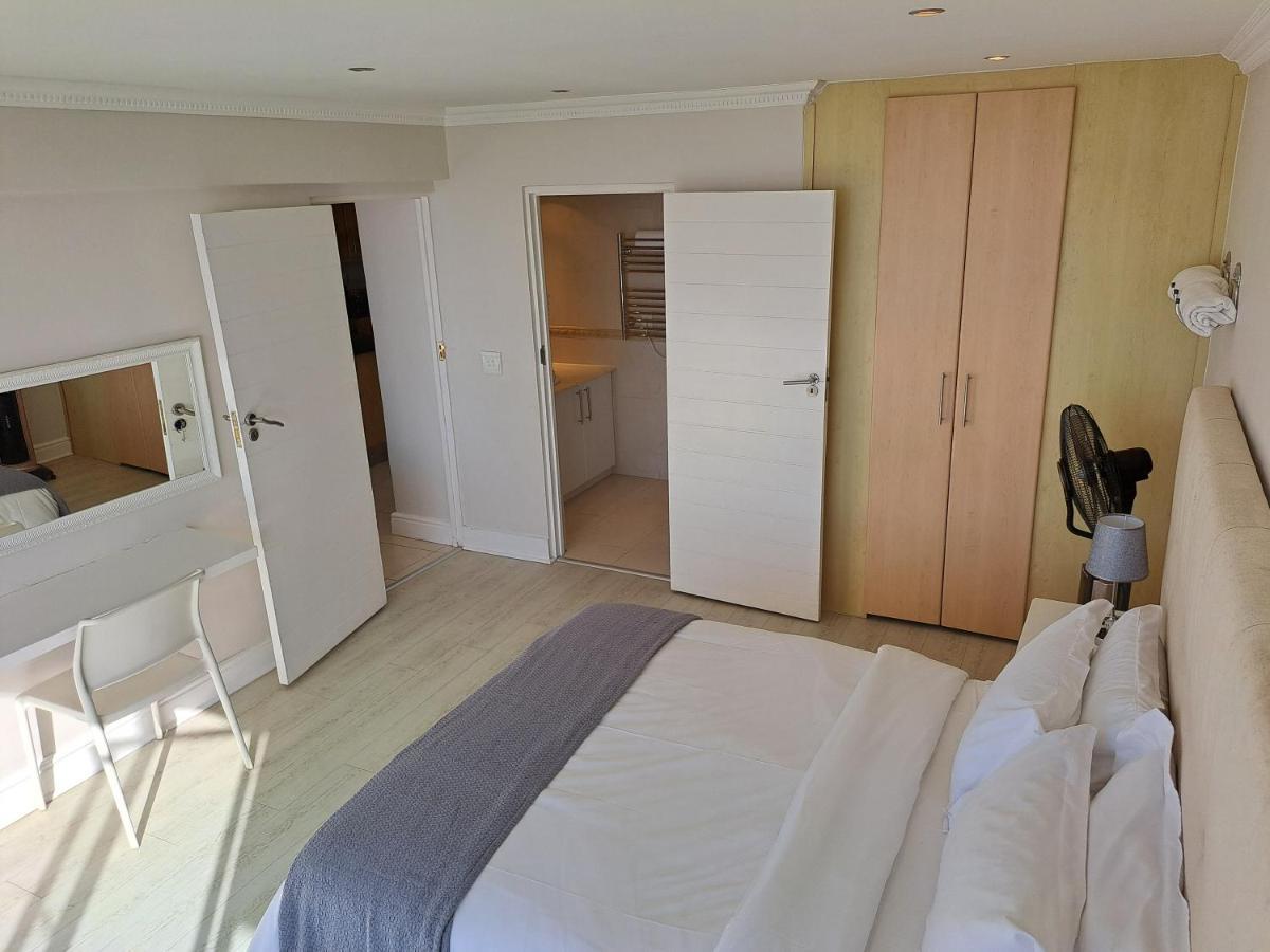 3 Bedroom Sea Facing Family Apartment Cape Town Moullie Point Екстериор снимка