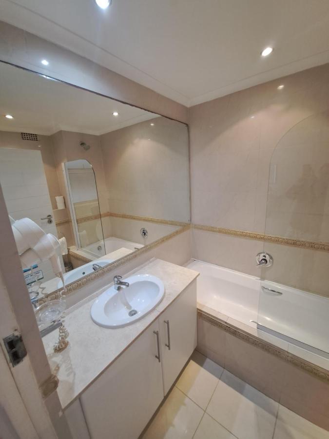 3 Bedroom Sea Facing Family Apartment Cape Town Moullie Point Екстериор снимка